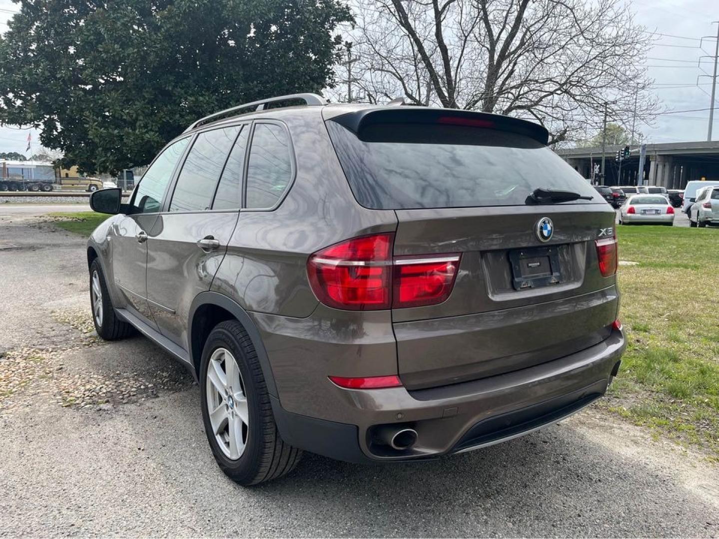 2012 Brown /Tan BMW X5 xDrive 35D (5UXZW0C59CL) with an 3.0 M57 i6 engine, 6 Speed Auto transmission, located at 5700 Curlew Drive, Norfolk, VA, 23502, (757) 455-6330, 36.841885, -76.209412 - Photo#4